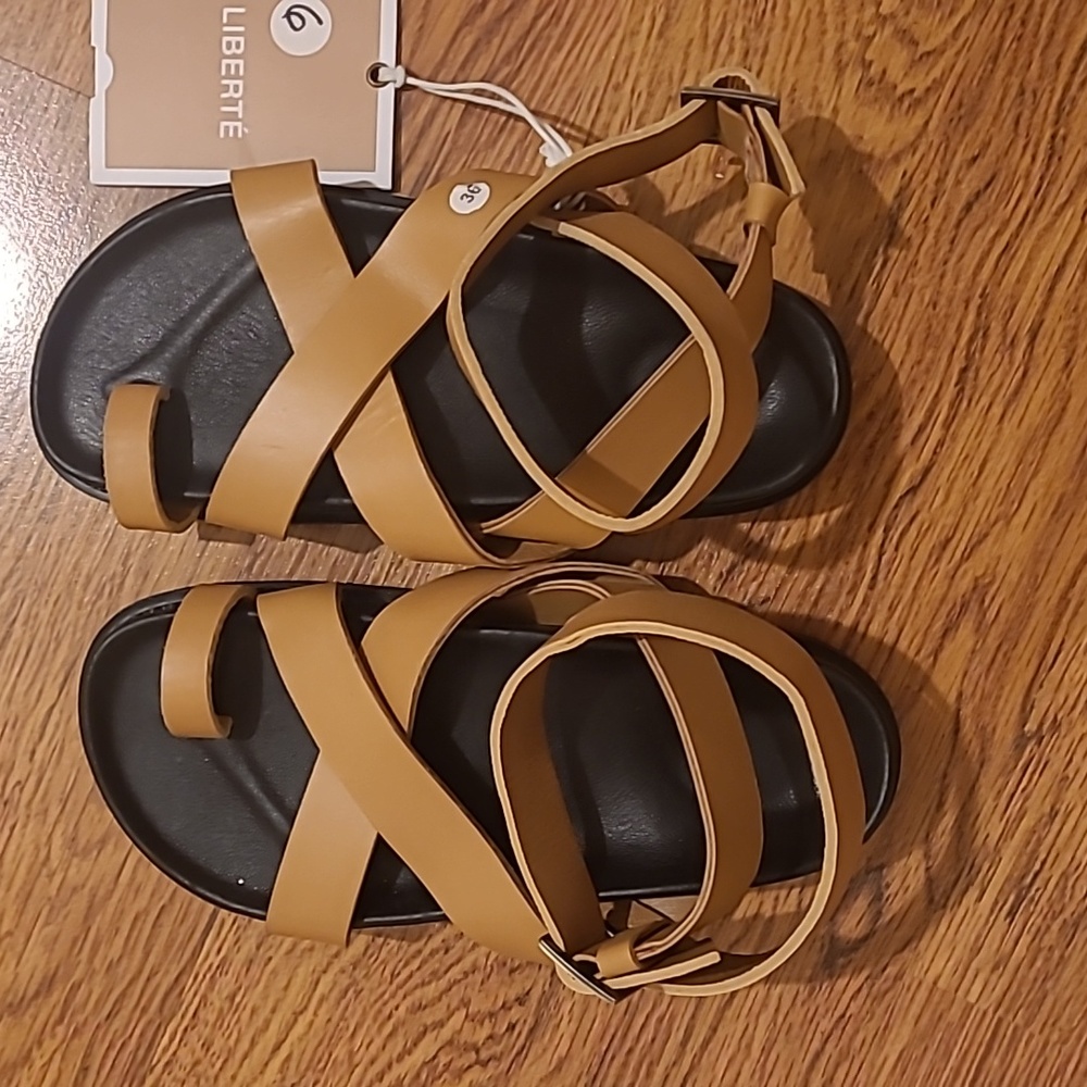 Nwot Liberte Tan sandal.